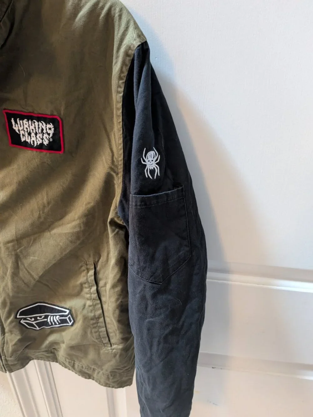 Lurking Class Mens Army Green Black Patch Graphic Zip Up Quilted Jacket Medium